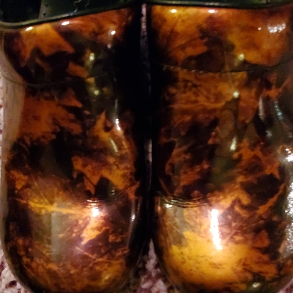 Shoes - Picture 2 of 8